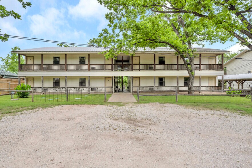 More Photos Of 408 Clen Oak Pkwy, Burnet Hospitality For Sale