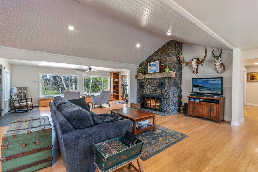 More Photos Of 61212 Obernolte Rd, Bend Specialty For Sale