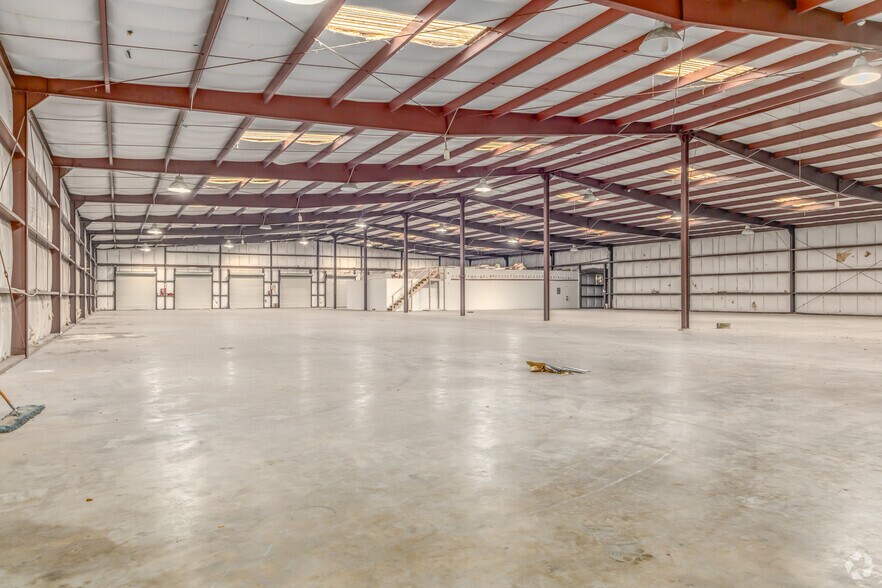 More Photos Of 12 NW 5th Pl, Williston Manufacturing For Lease