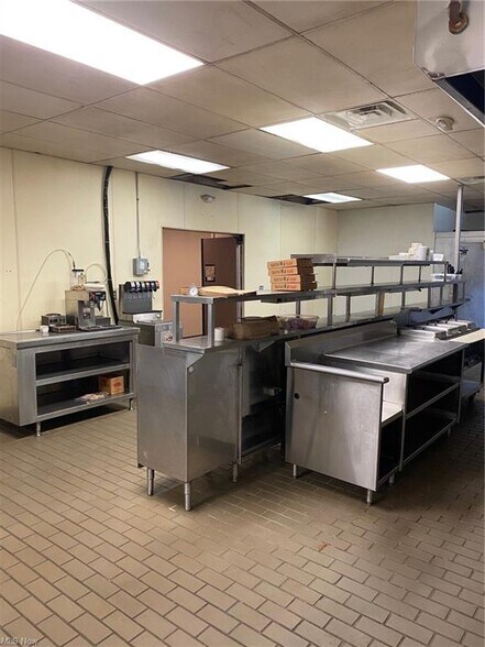 More Photos Of 10703 W Pleasant Valley Rd, Parma Freestanding For Lease
