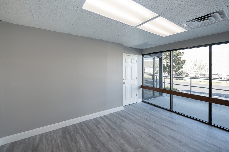 More Photos Of 1057 Ellis Rd N, Jacksonville Warehouse For Lease