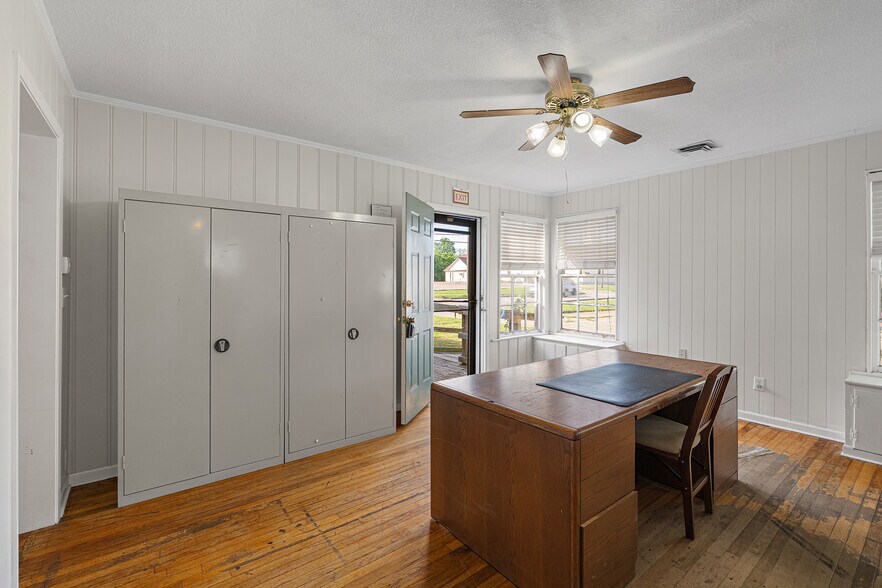 More Photos Of 208 S 31st St, Corsicana Flex For Sale