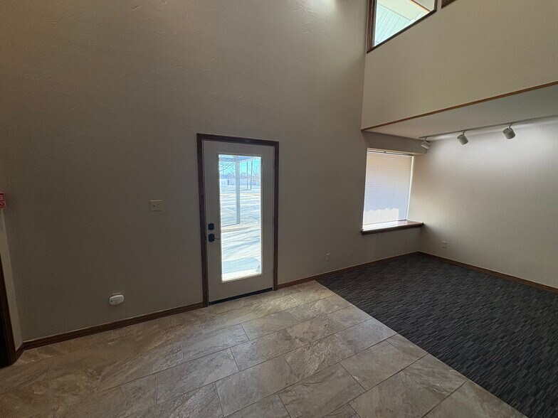 More Photos Of 614 N Travis St, Sherman Office For Lease