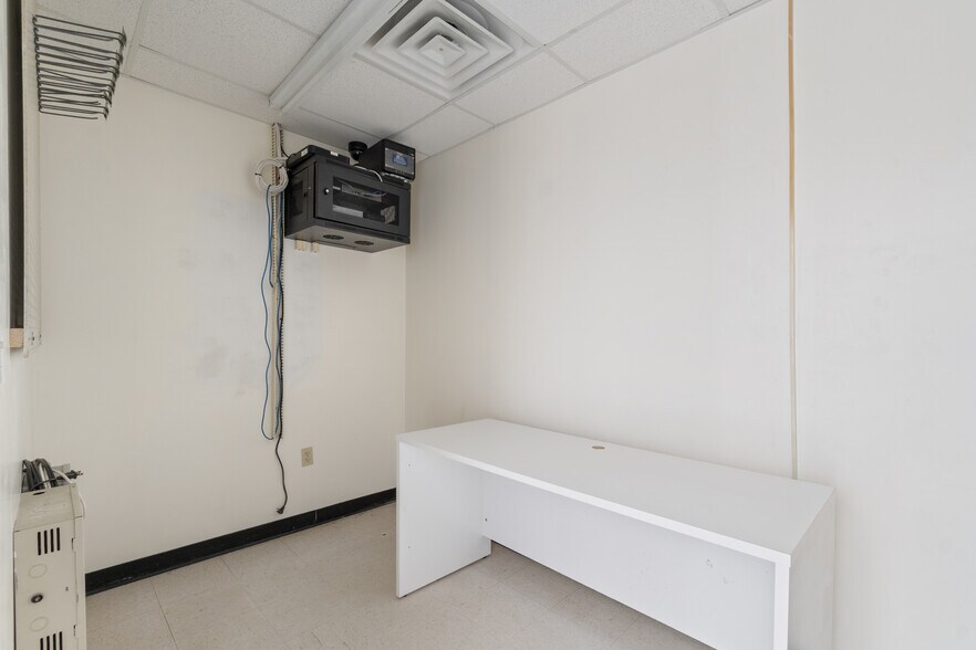 More Photos Of 722 S Highway 59, Decatur Freestanding For Lease