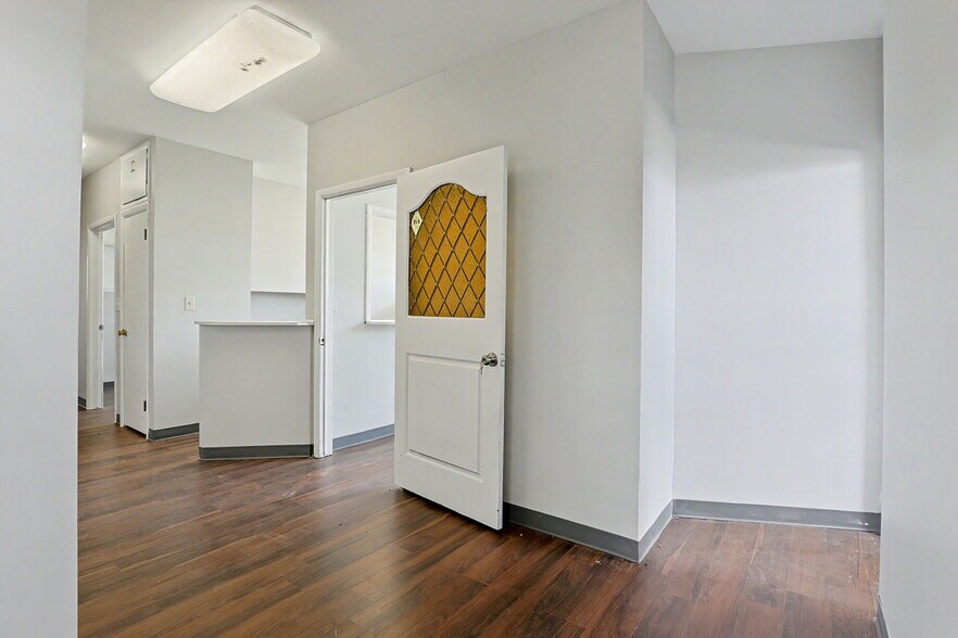 More Photos Of 1601 N State St, Augusta Office For Sale