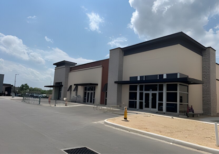 More Photos Of 2508 – 2516 Jacks Rd, Davenport Storefront Retail Office For Lease