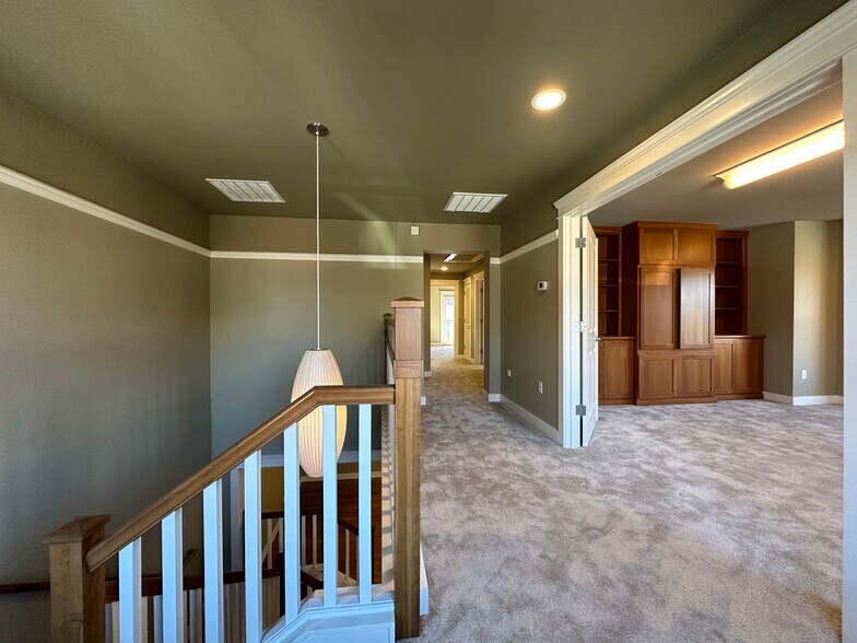More Photos Of 1505 Ne Village St, Fairview Office For Sale