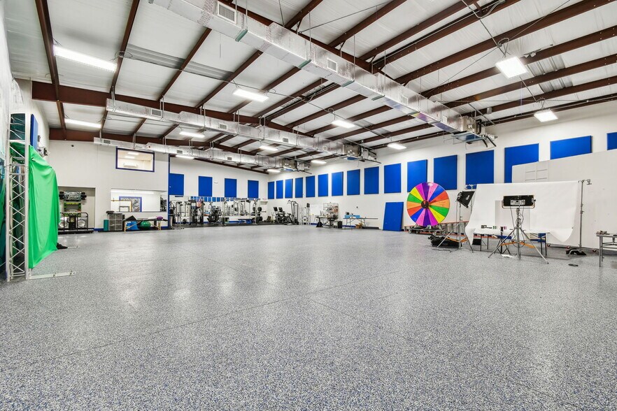 More Photos Of 14915 N Nebraska Ave, Tampa Showroom For Sale