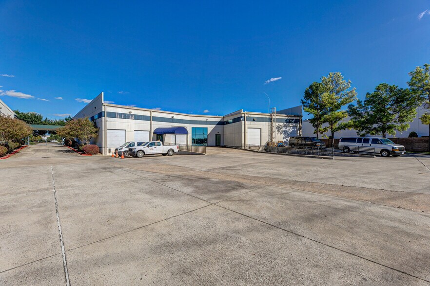 More Photos Of 16503 Air Center Blvd, Houston Unknown For Lease
