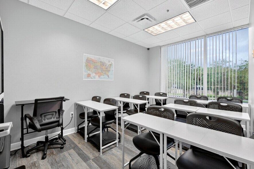 More Photos Of 6200 Metrowest Blvd, Orlando Office For Sale