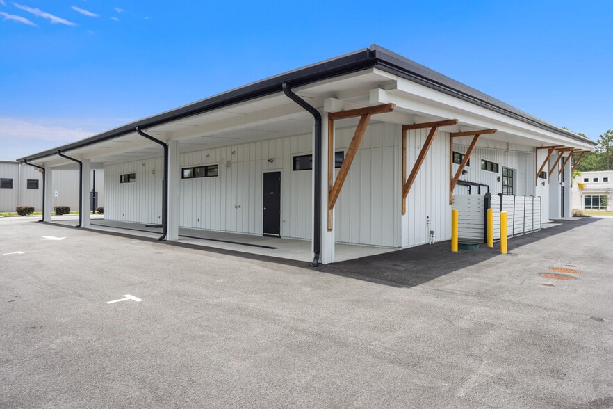 More Photos Of 119 Persimmon St, Bluffton Freestanding For Lease