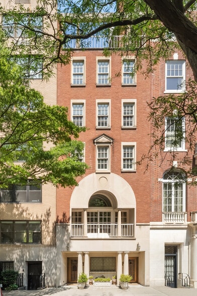 Primary Photo Of 7 E 69th St, New York Specialty For Lease