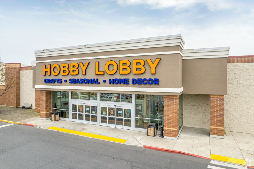 More Photos Of 19003 S Beavercreek Rd, Oregon City General Retail For Lease