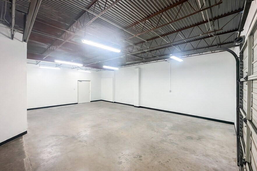 More Photos Of 11720 Warfield St, San Antonio Light Manufacturing For Lease