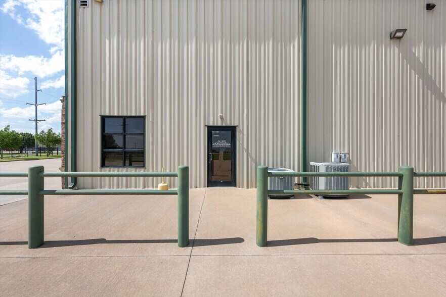 More Photos Of 13020 S Sunnylane Rd, Moore Industrial For Lease