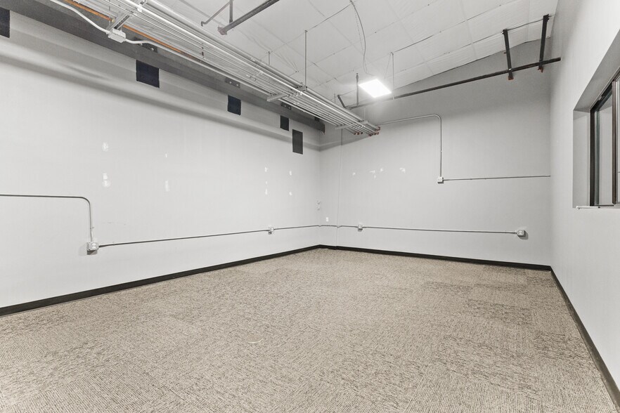 More Photos Of 7637 Fm 3009, Schertz Light Distribution For Sale