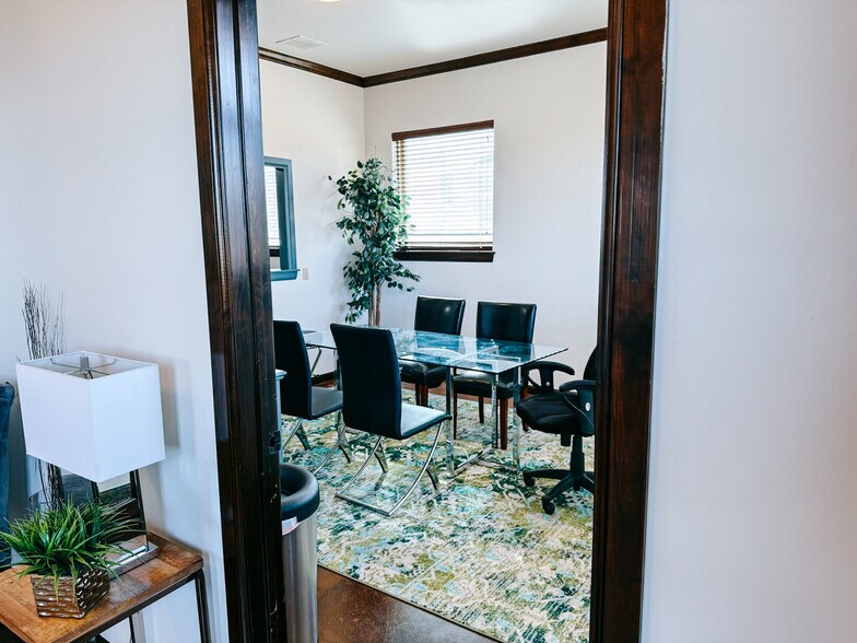 More Photos Of 604 W 18th St, Edmond Office For Lease