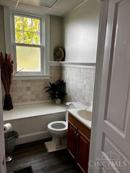 More Photos Of 1590 W Galbraith Rd, Cincinnati Office For Sale