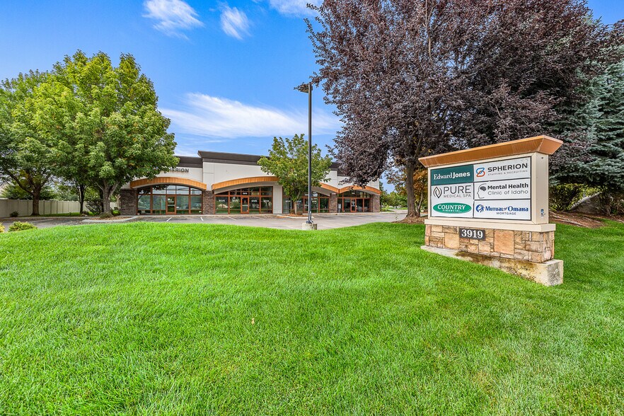 More Photos Of 3919-3999 E Overland Rd, Meridian Storefront For Lease