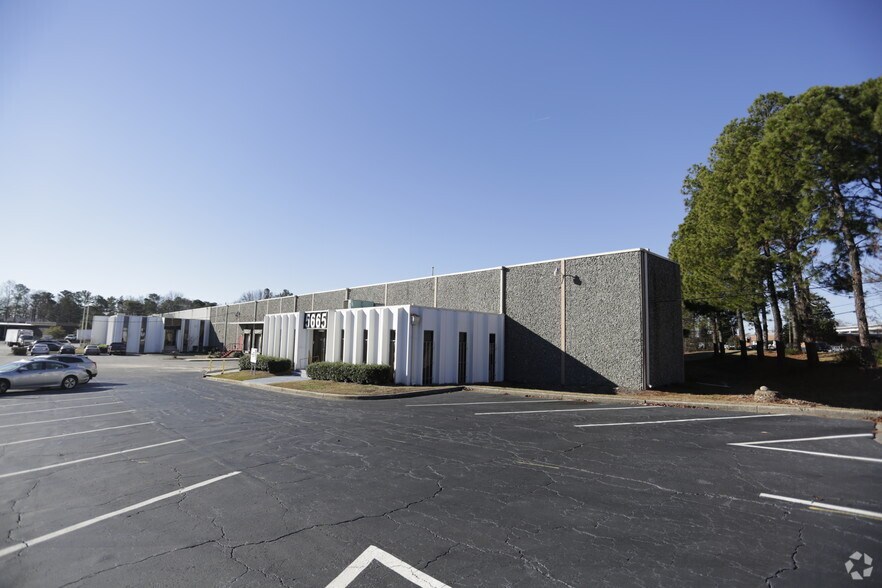 More Photos Of 5665 New Peachtree Rd, Chamblee Warehouse For Lease
