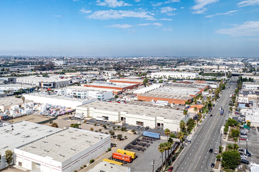 More Photos Of 18037 S Broadway St, Carson Distribution For Lease