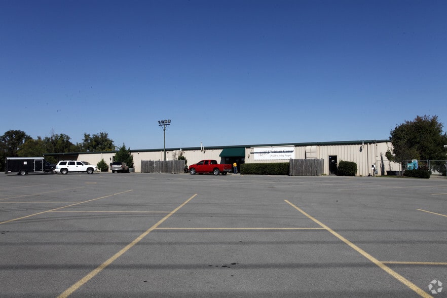 More Photos Of 1645-1647 Middle Tennessee Blvd, Murfreesboro Light Manufacturing For Lease