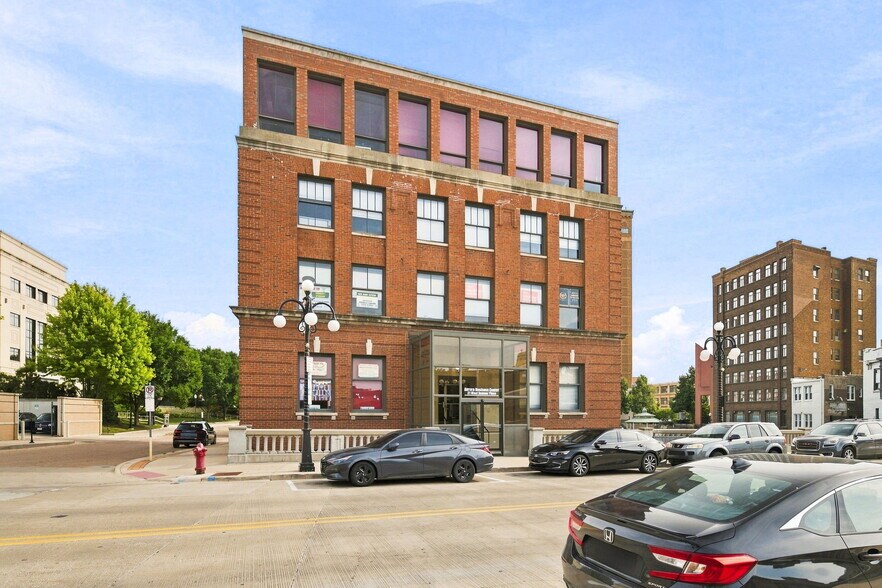 More Photos Of 31 W Downer Pl, Aurora Office For Sale