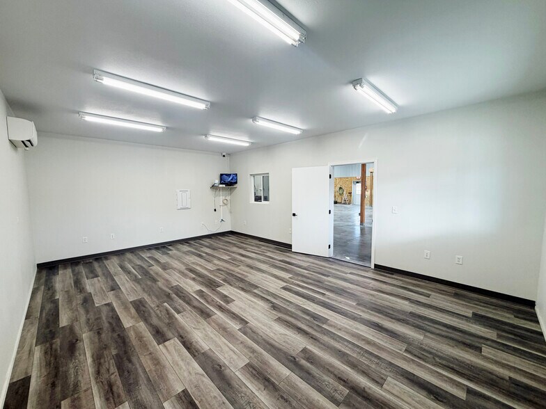 More Photos Of 1415 E Railroad St, Laurel Warehouse For Lease