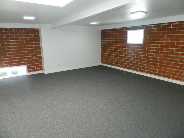 More Photos Of 1336 N Carolan Ave, Burlingame Warehouse For Lease