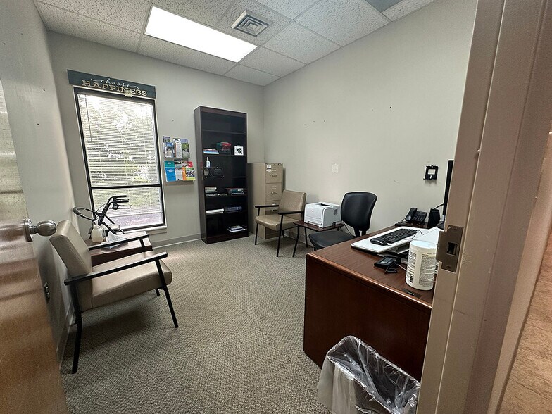More Photos Of 26 Midway St, Bristol Medical For Sale