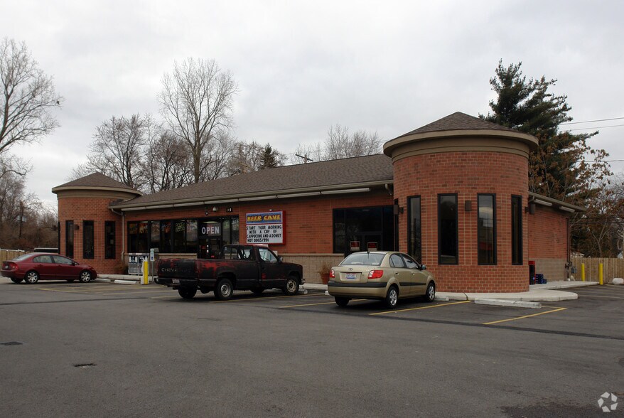Primary Photo Of 803 S Byrne Rd, Toledo Service Station For Lease