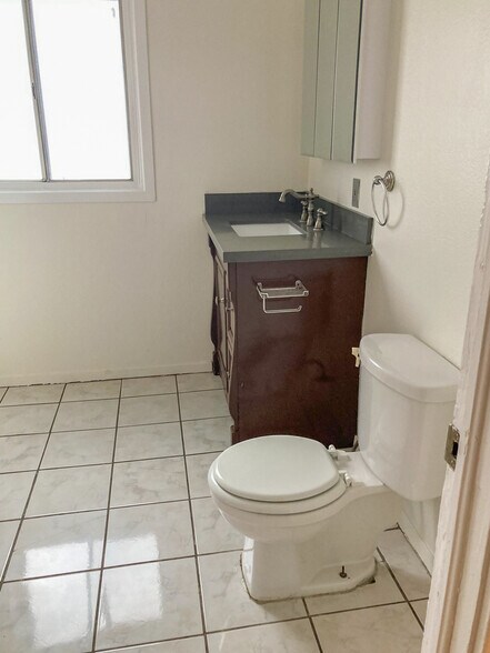 More Photos Of 717 E 8th St, Long Beach Apartments For Sale