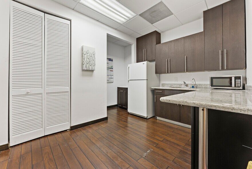 More Photos Of 20165-20199 NE 16th Pl, Miami Flex For Lease