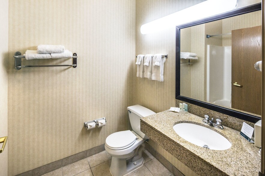 More Photos Of 120 Lindsey Dr, Hannibal Hotel For Sale