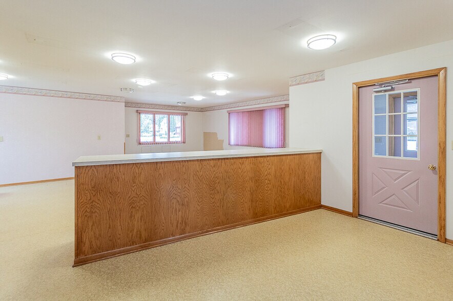 More Photos Of 104 S Main St, Marion Office For Sale
