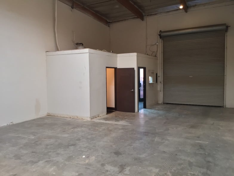 More Photos Of 1433 W Linden St, Riverside Manufacturing For Lease