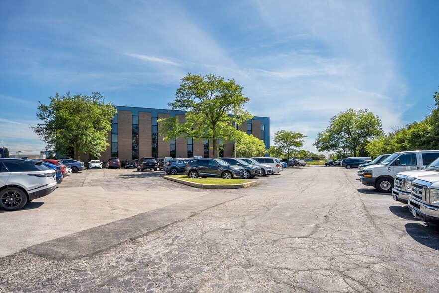 More Photos Of 10700 W Higgins Rd, Rosemont Office For Sale
