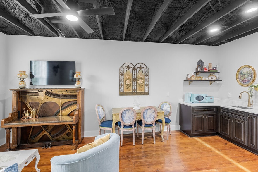 More Photos Of 156 Camellia St, Biloxi General Retail For Sale
