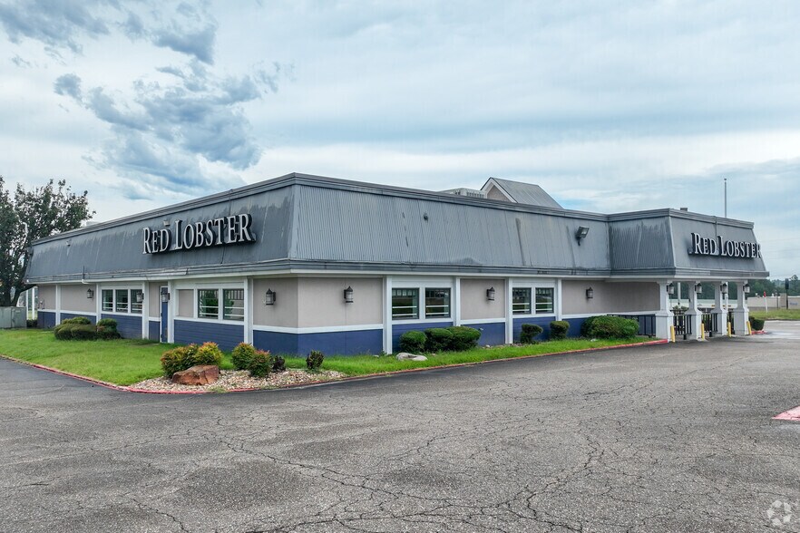 More Photos Of 3515 Mccann Rd, Longview Restaurant For Lease