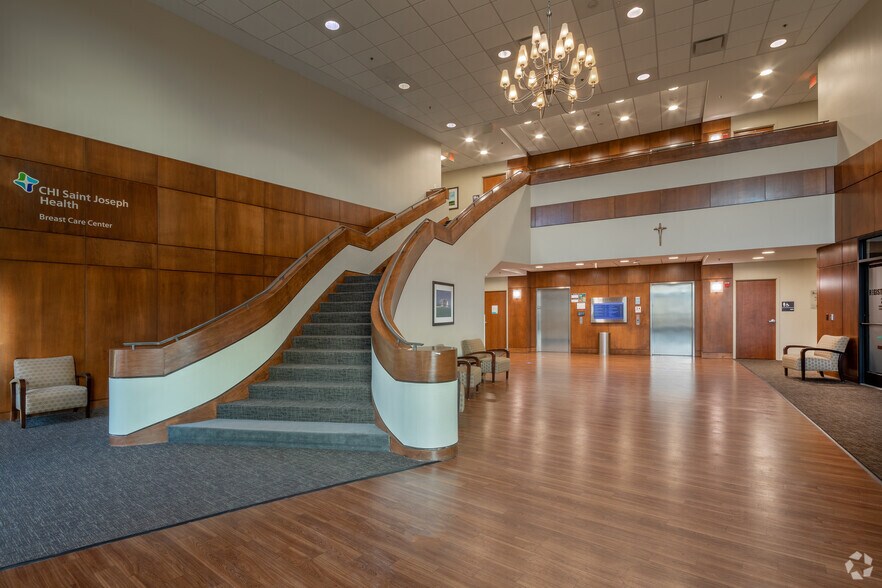 More Photos Of 160 N Eagle Creek Dr, Lexington Medical For Lease