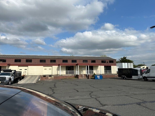 More Photos Of 5 Johnson Dr, Raritan Warehouse For Lease