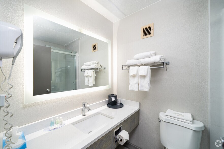 More Photos Of 411 S Larkin Ave, Joliet Hotel For Sale