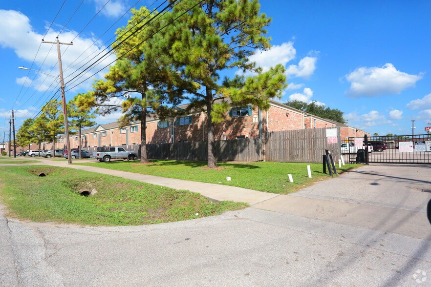 More Photos Of 6909 Renwick Dr, Houston Apartments For Sale