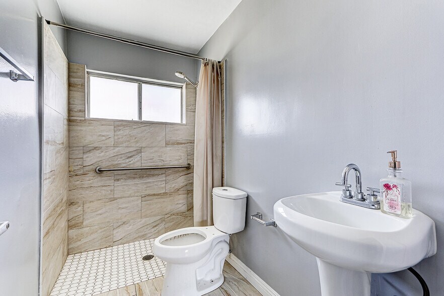 More Photos Of 2018 E La Palma Ave, Anaheim Apartments For Lease