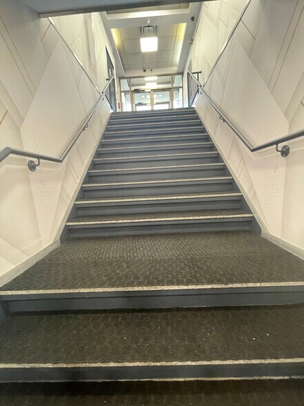 More Photos Of 3858-3870 Notre-Dame, Laval Office For Sale