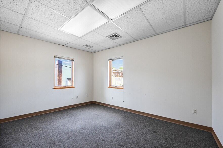 More Photos Of 15 Rockland Ter, Verona Office For Lease