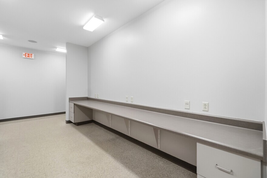 More Photos Of 375 N Eastown Rd, Lima Medical For Lease