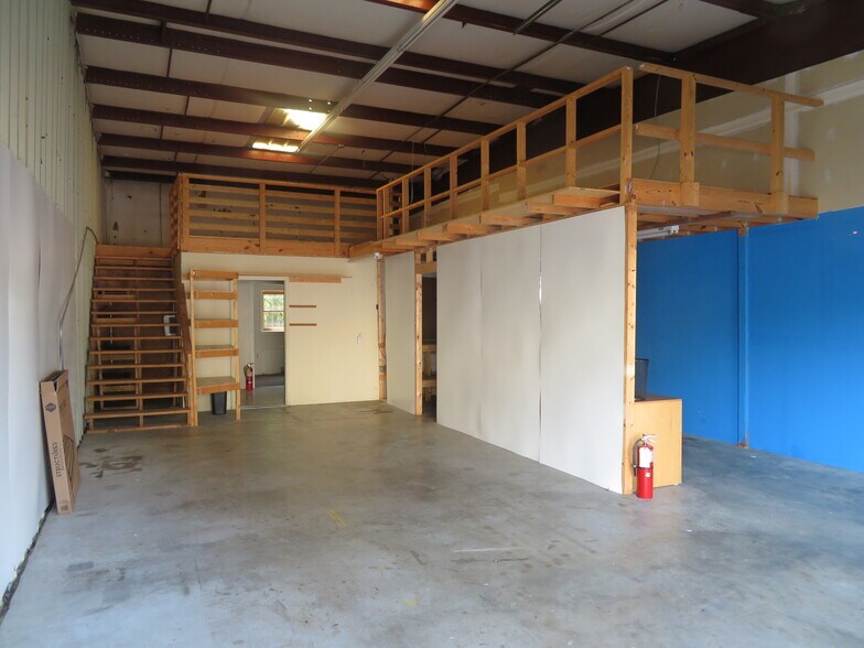 More Photos Of 732 Blue Crab Rd, Newport News Warehouse For Lease