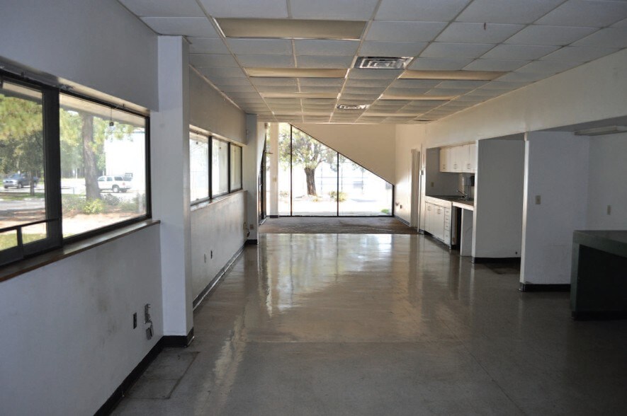 More Photos Of 917 Commerce Cir, Hanahan Warehouse For Sale