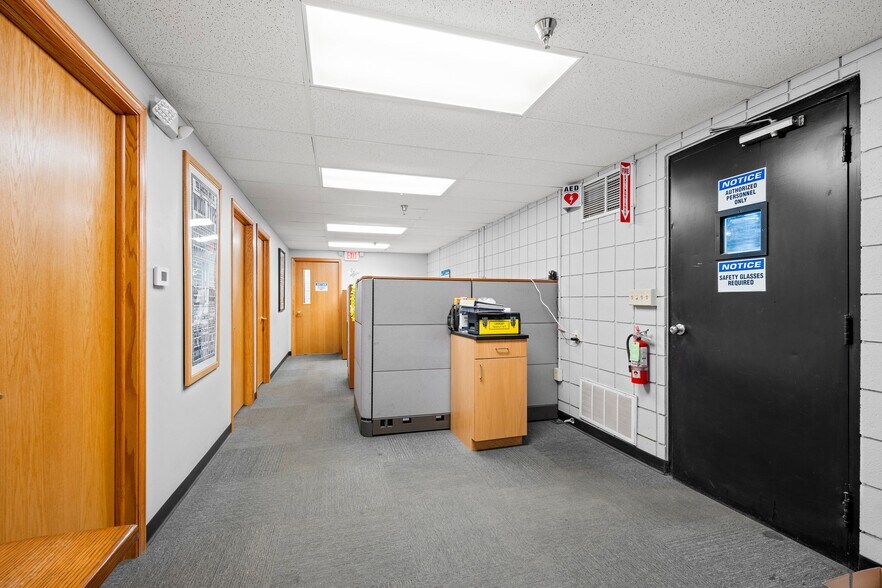 More Photos Of 815-925 E Albert Dr, Manitowoc Warehouse For Lease